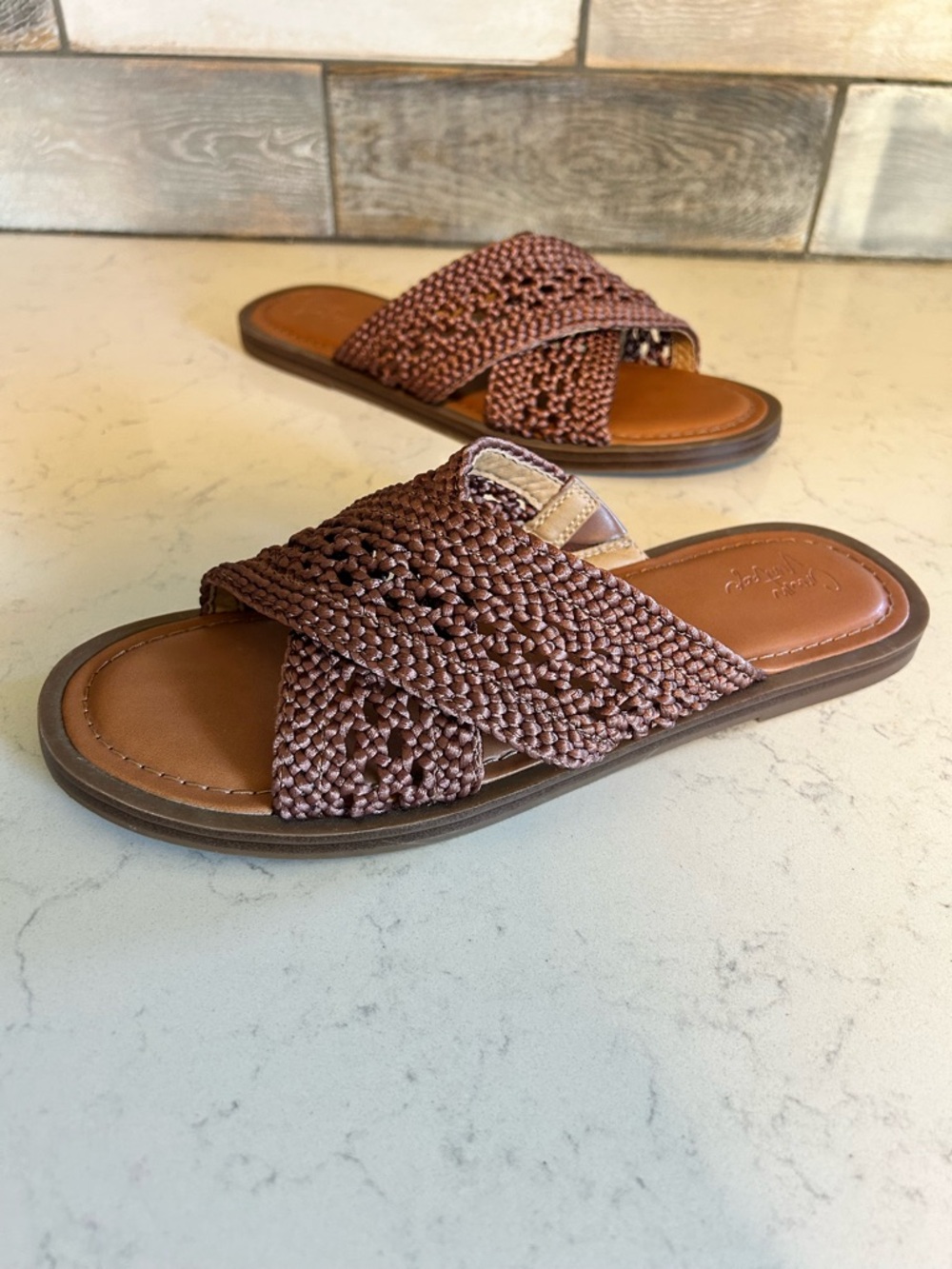 Like New Crown Vintage Antola Bronze Crochet Woven Boho Flat Slip On Sandal - Picture 3 of 15